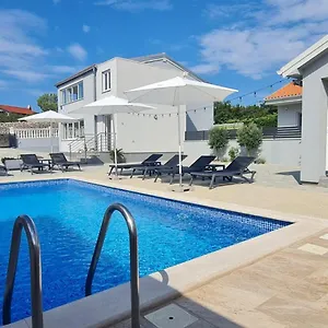 Apartment House Vallis Aurea, Povile